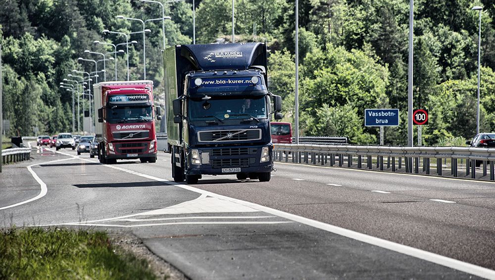 To lastebiler kjører på motorvei