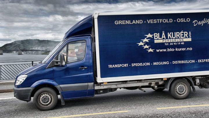 Blå transportbil fra Blå Kurér AS